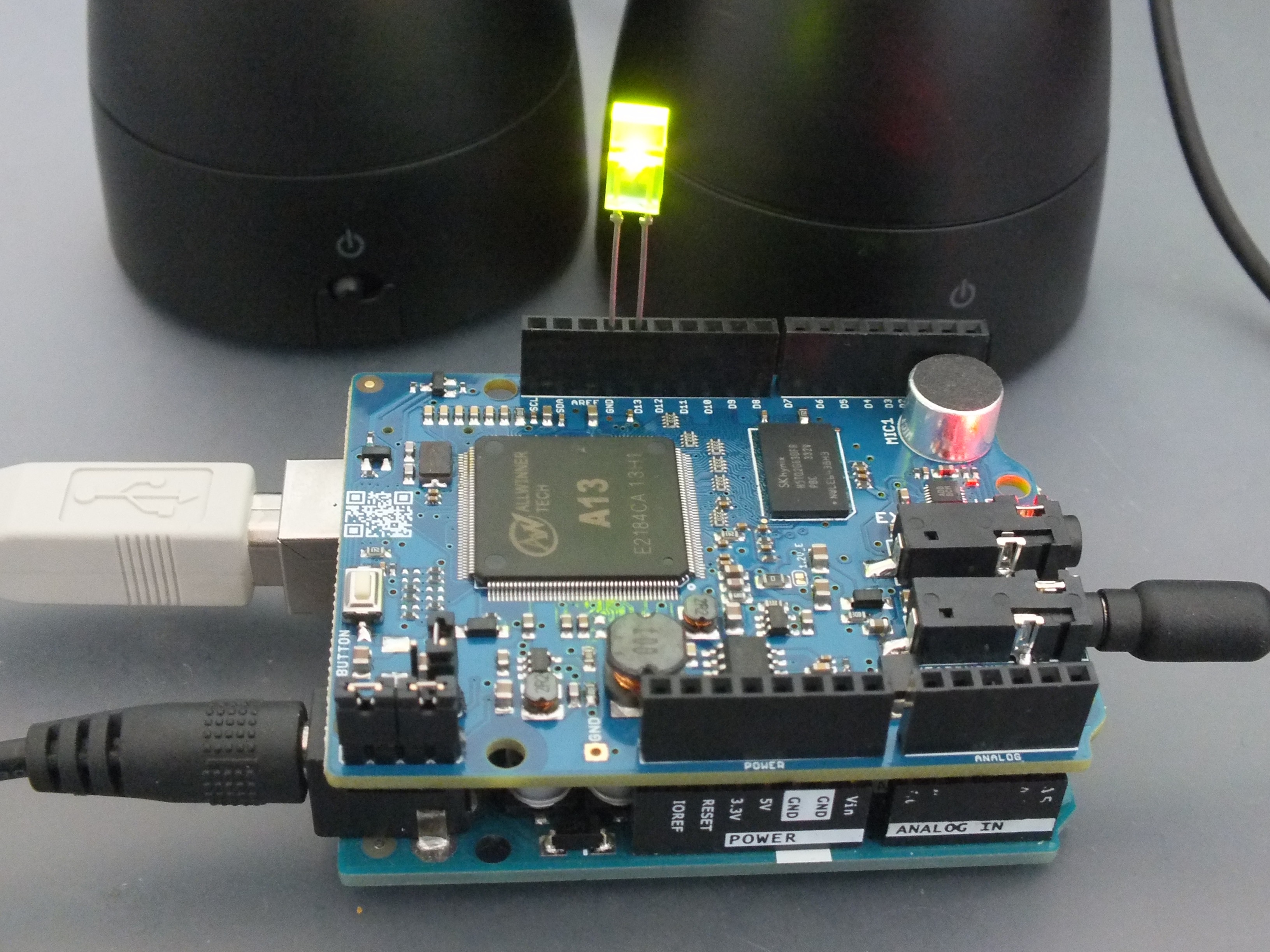 MOVI - a "cloud-free" Speech Recognizer and Voice Synthesizer Arduino Shield for Makers